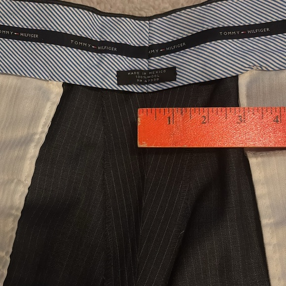 Tommy Hilfiger gray suit.46R jacket. 38S pant